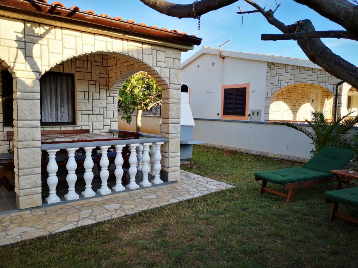 Holiday House Tara Villa Vir Exterior photo