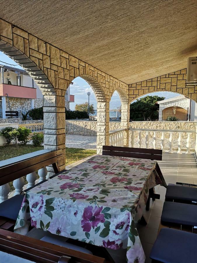 Holiday House Tara Villa Vir Exterior photo